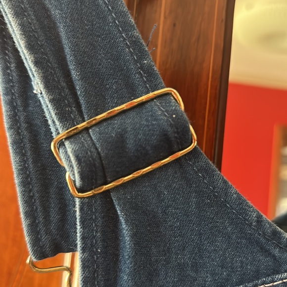 A classic! Pockets everywhere! Loop & adjustable straps. No damage/pets/smoke. - Picture 8 of 11